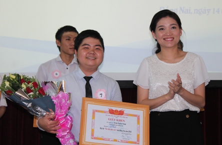 Đc Hồ Hồng Nguyên – Phó Bí thư Tỉnh Đoàn tặng Giấy khen cho 05 thí sinh đạt giải